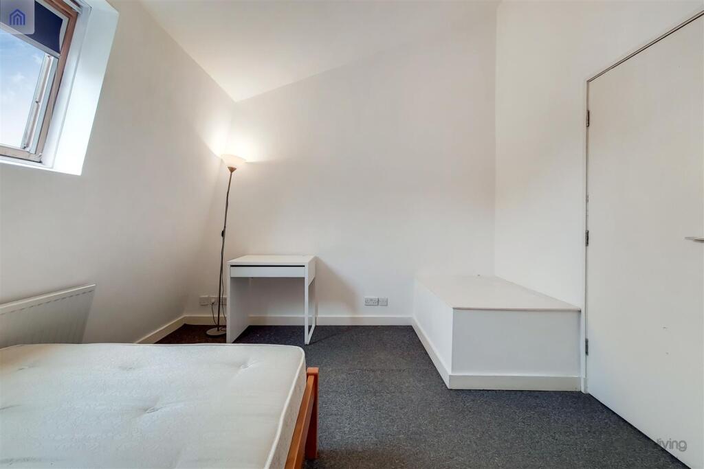 11_Main Bedroom-0.jpg