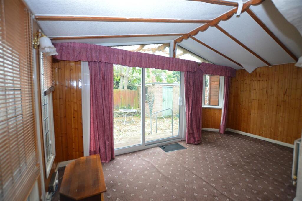 41 Bramley Close lean to room.JPG