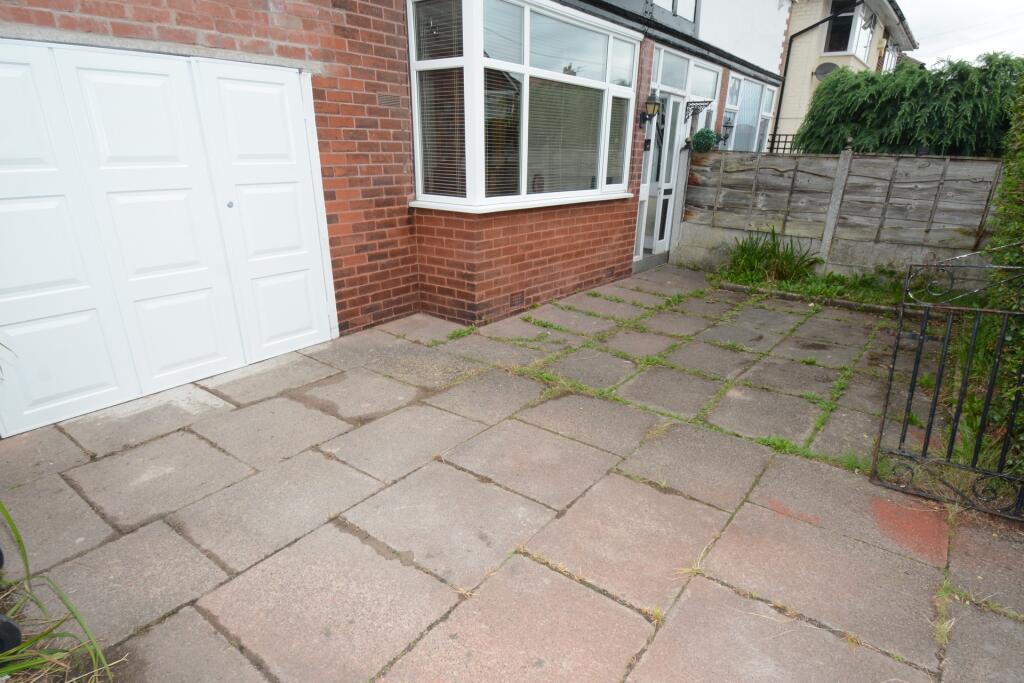 FRONT GARDEN/GARAGE
