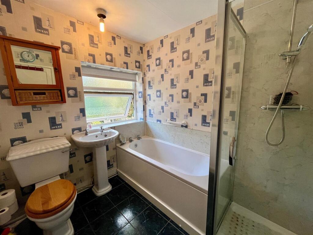 BATHROOM/W.C.