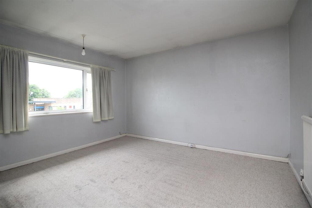 bedroom 1 .JPG
