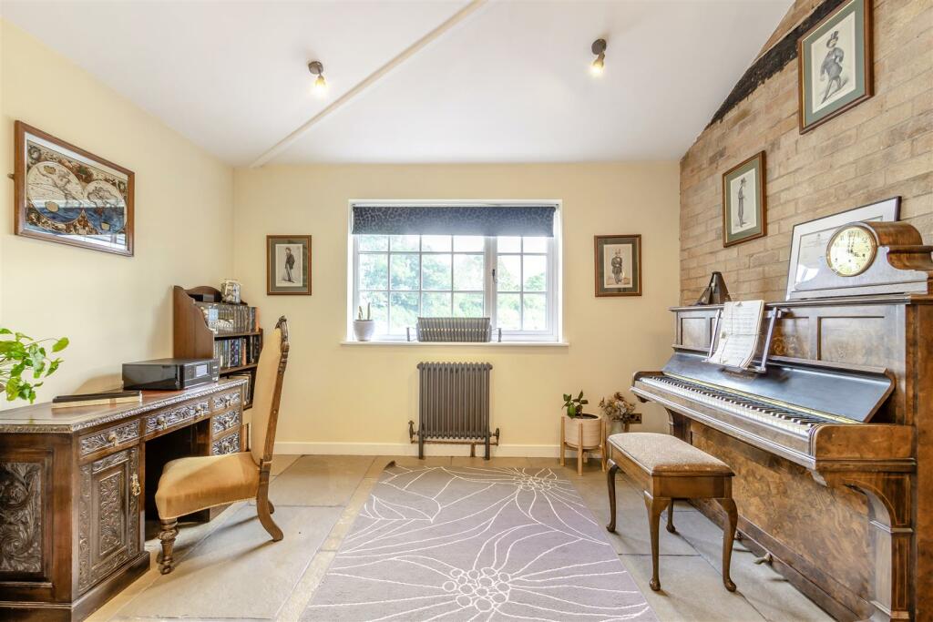8608791-interior11.jpg
