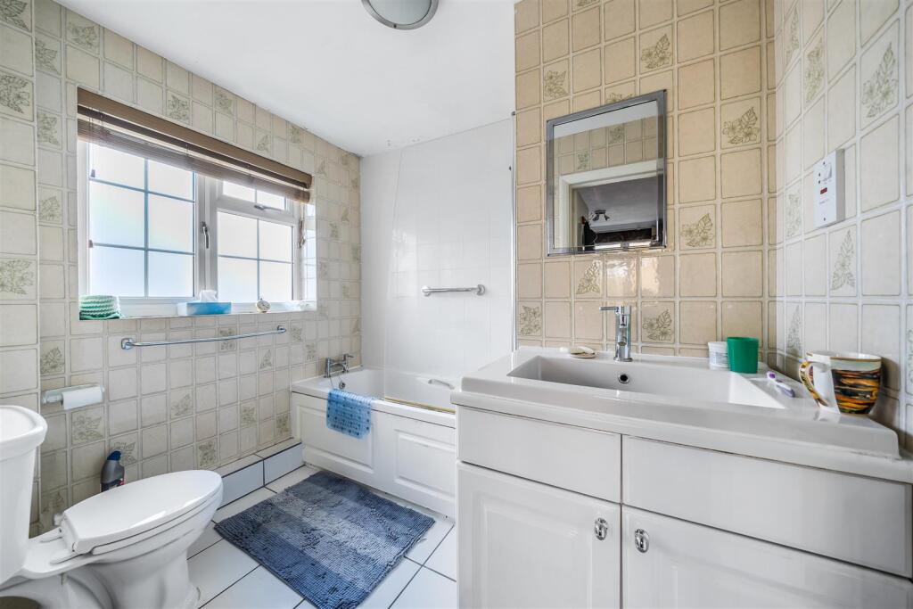 En Suite Bathroom: