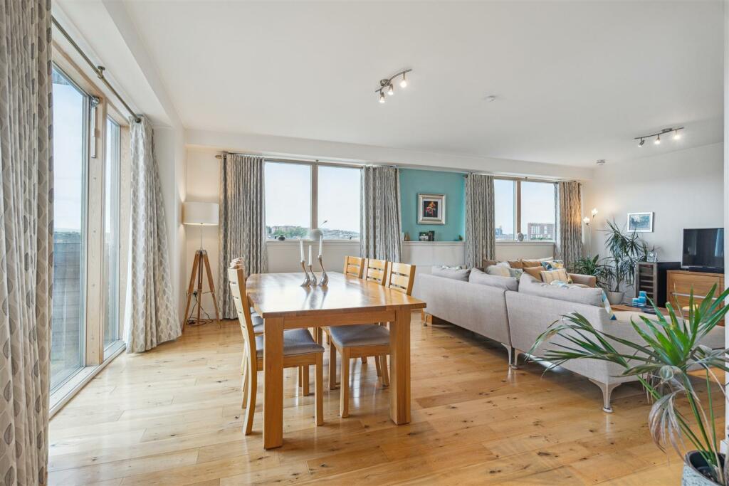 YATES HELLIER - 5 1 305 Glasgow Harbour Terraces (