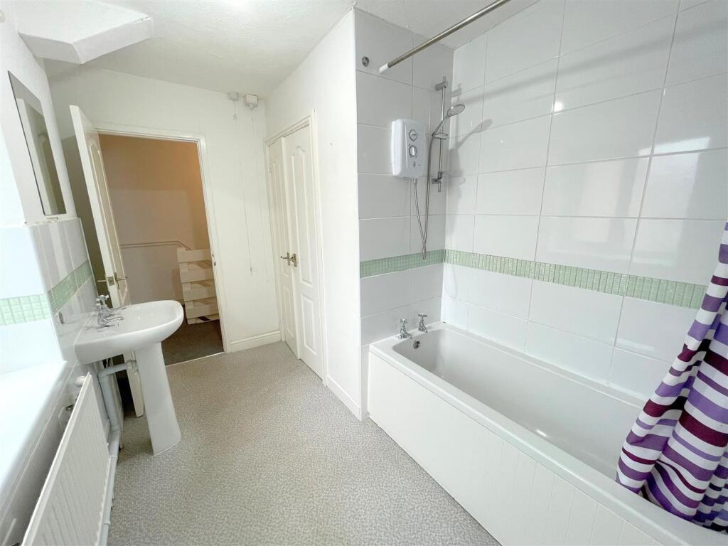 Bathroom b.jpg