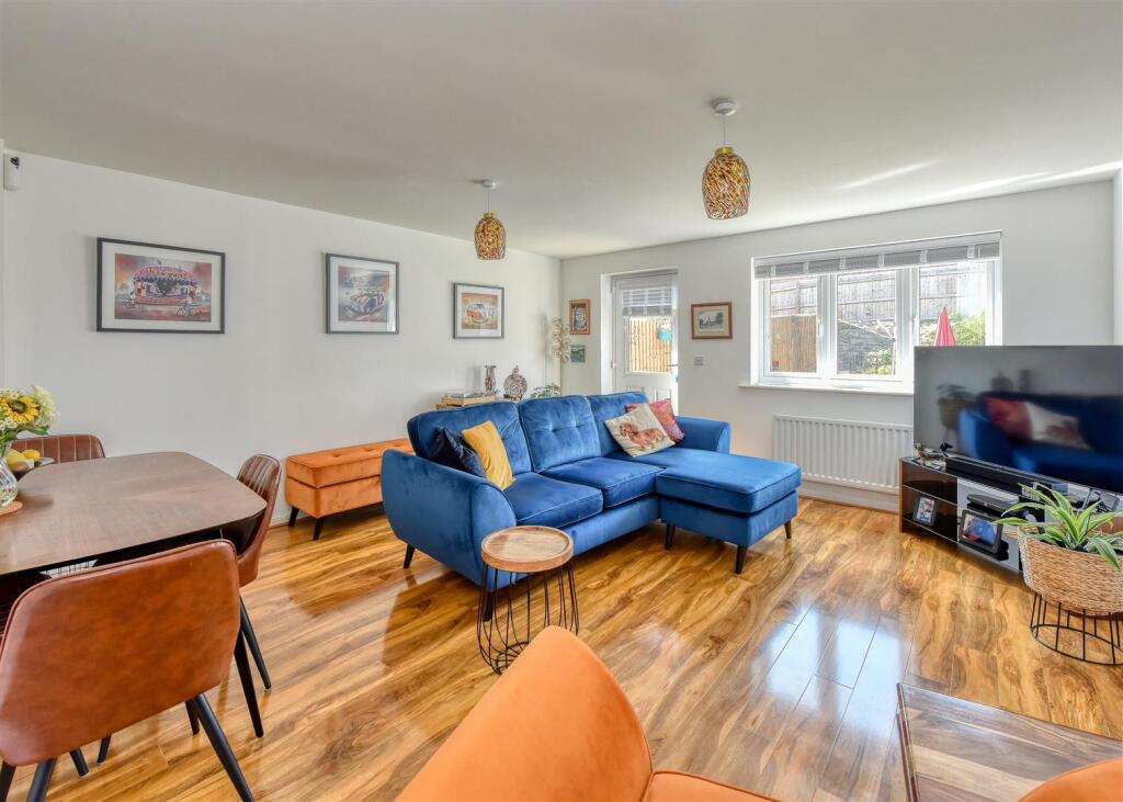 27 Gittins Park-Living Room (2).jpg