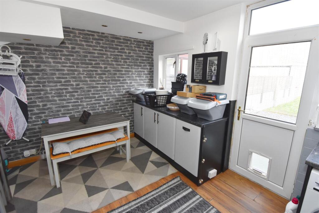 Dining area onto garden.jpg
