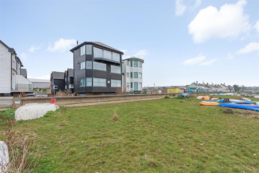 Island Wall, Whistable