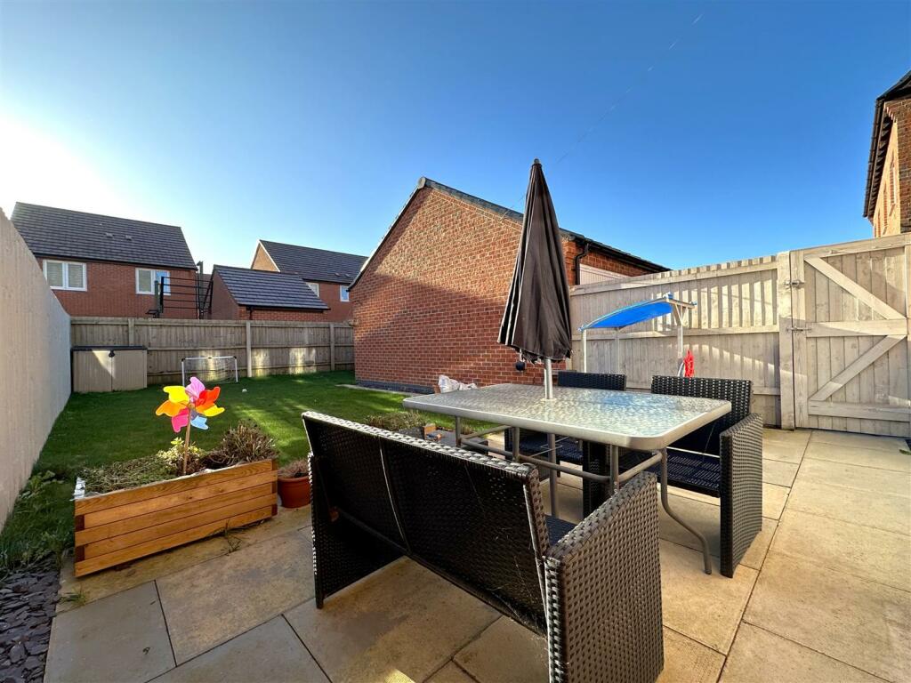 Well-Appointed Garden 096