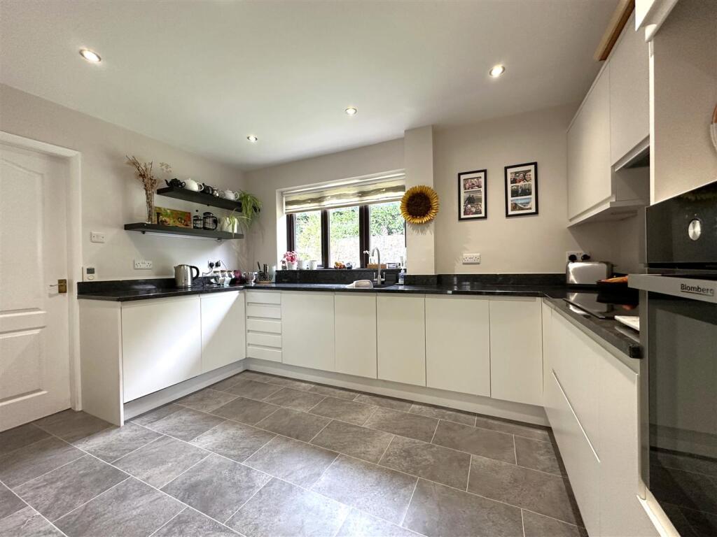 Stylish Modern Kitchen 143