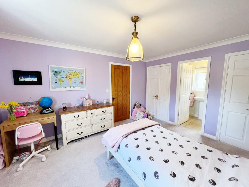 Bedroom 1 pic 3.jpg