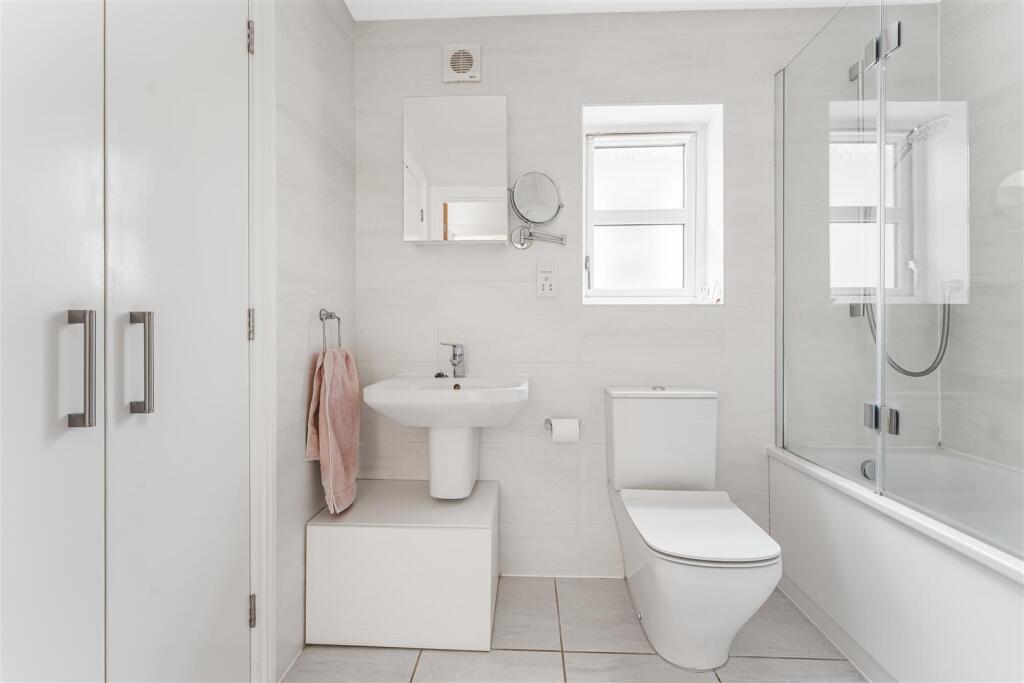 8.1 - family bathroom.jpg