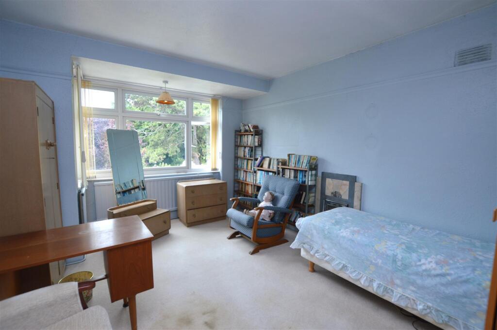 90 Ryecroft Avenue bed 2.JPG
