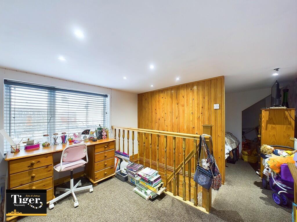 CAM02176G0-PR0483...