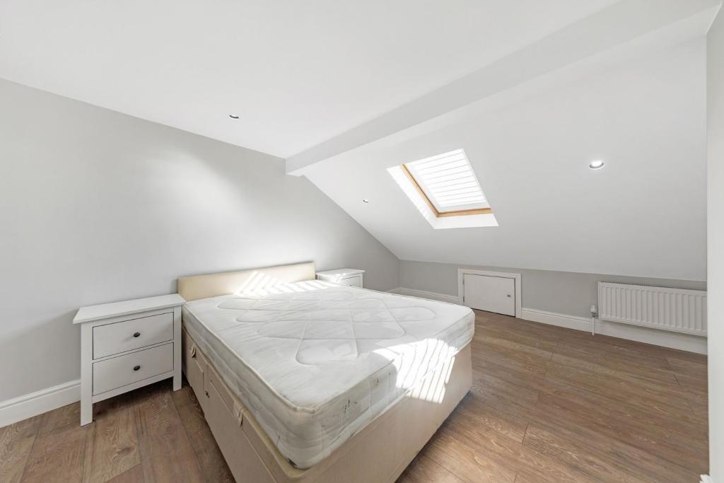 Bedroom (3).jpg
