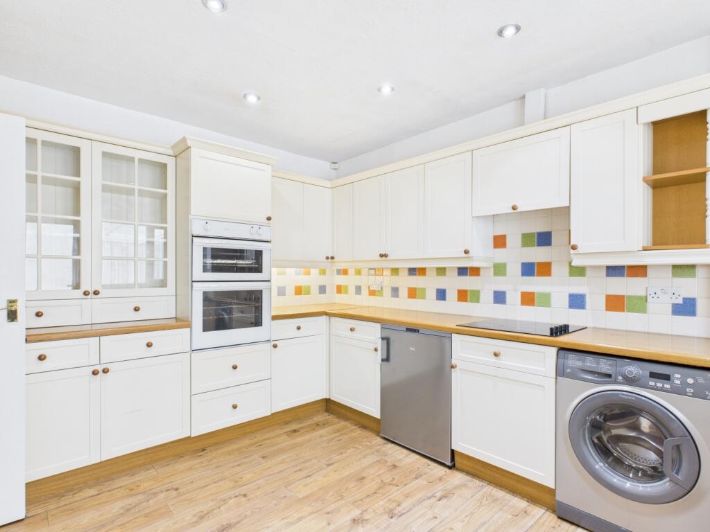 CAM03729G0-PR0140-STILL001