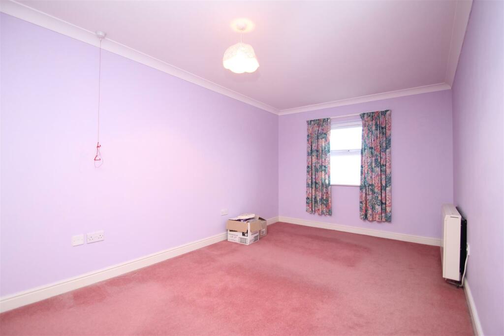bedroom 1.JPG