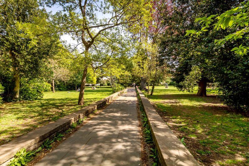 Victoria Square Gardens 