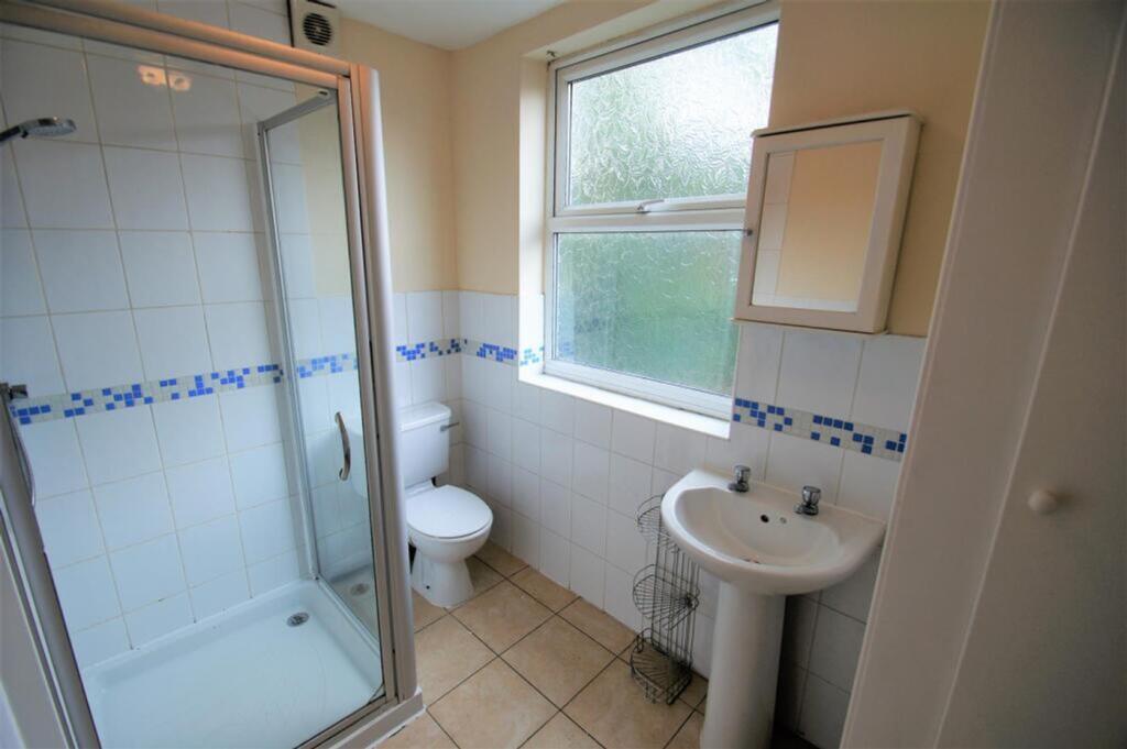 This well-maintained bathroom features a spacio...
