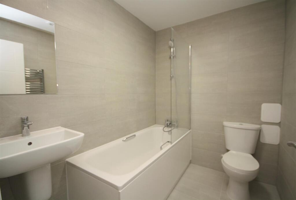 Flat 2 bathroom.JPG