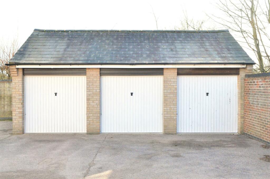 Detached Garage: