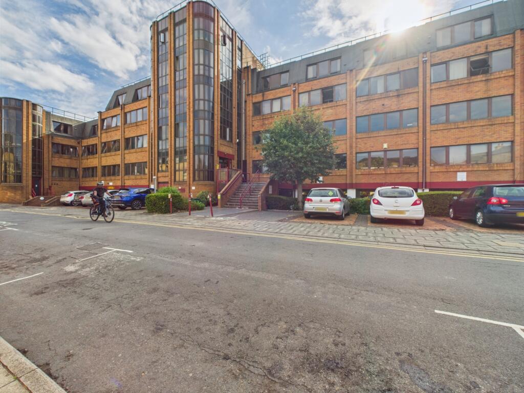 CAM01909G0-PR0361-STILL011