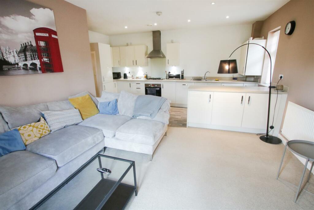 OPEN PLAN LIVING/ DINING KITCHEN