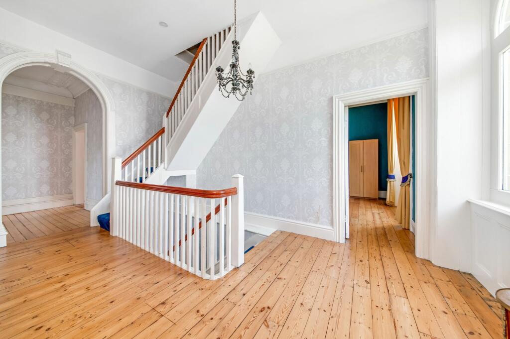 FIRST FLOOR LANDING