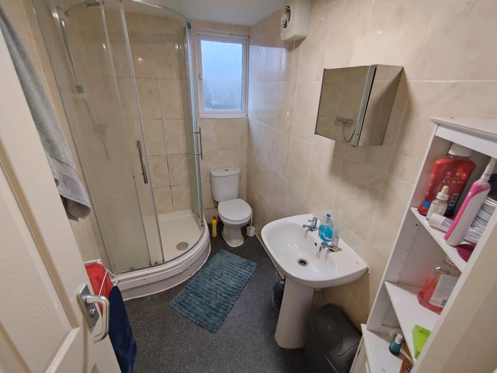 Second floor bathroo