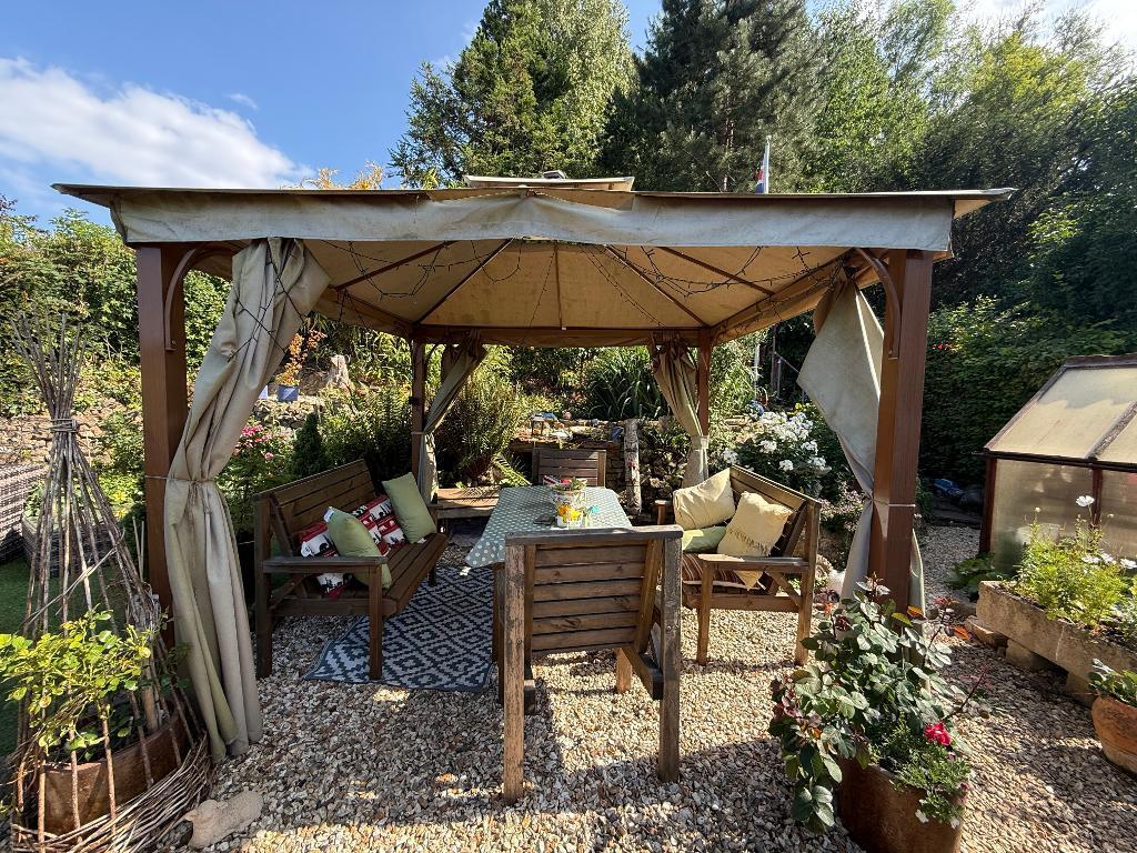Pretty gazebo, ideal in sunshine or rain