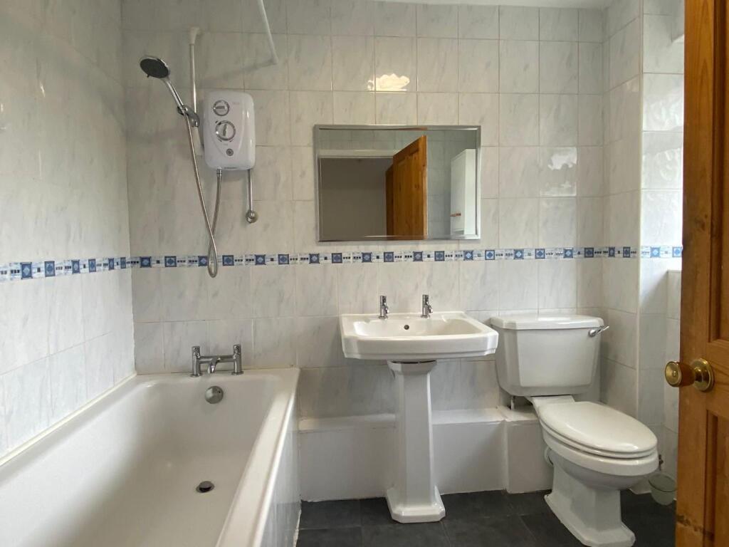 Bathroom 1.jpg