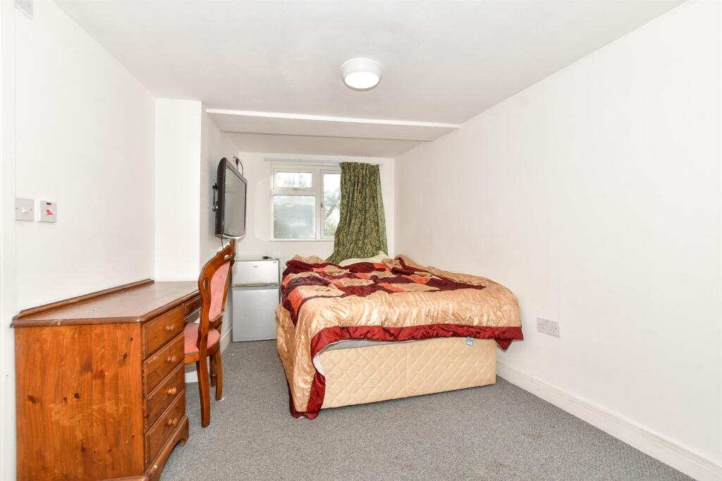 Lounge/ Bedroom/ Kitchen