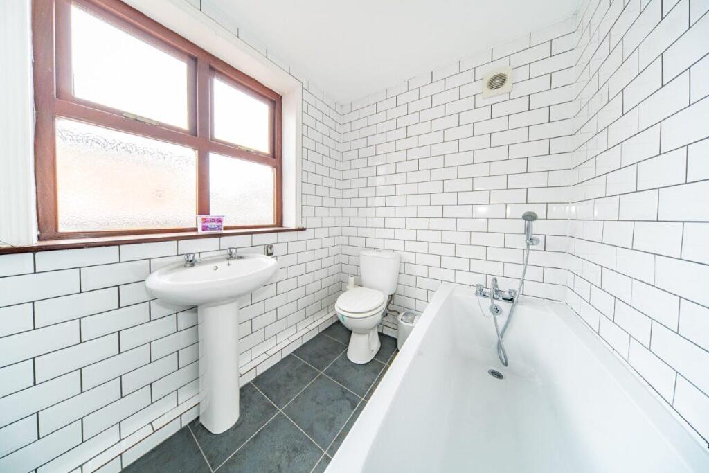 46 Columbia Road bathroom.jpg