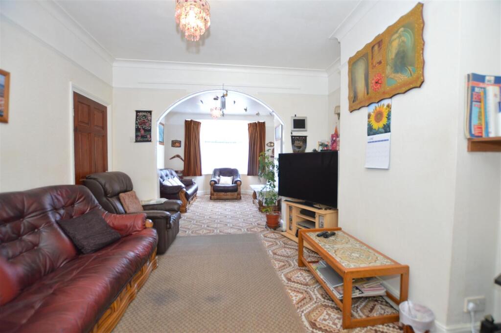 31 Argyle Avenue living dining room.JPG