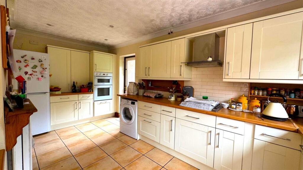 Kitchen (1).jpg