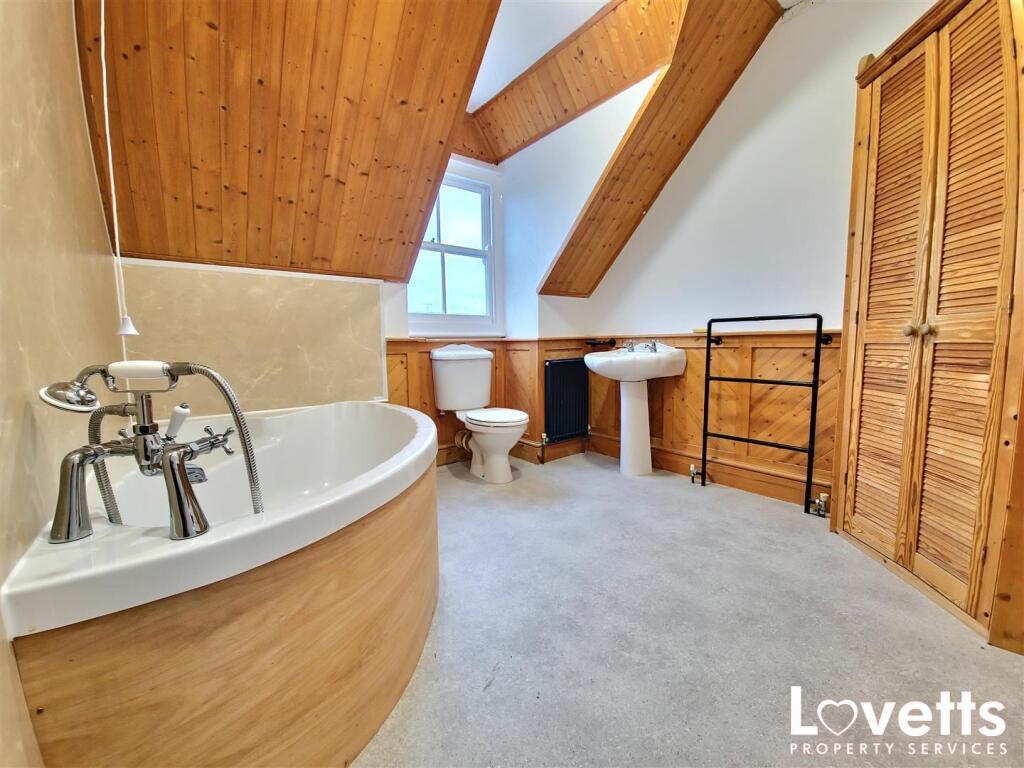 Hatfeidl Bathroom.jpg