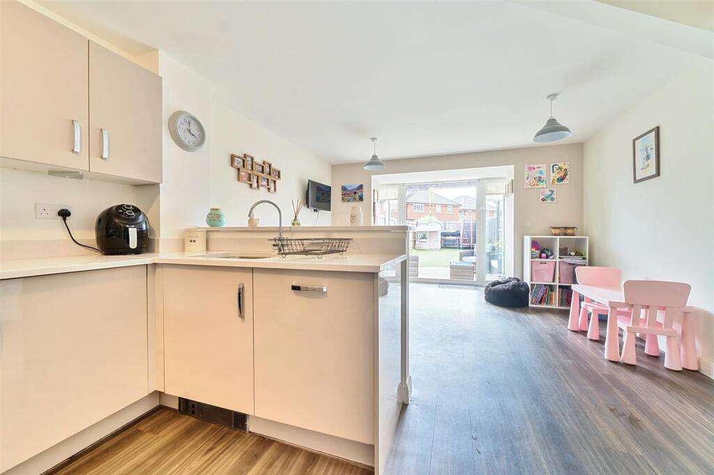 Kitchen/dining/family room