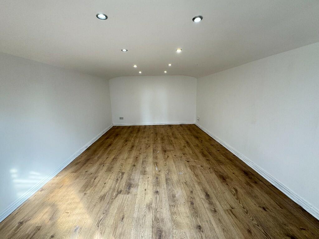 GARAGE / HOME OFFICE