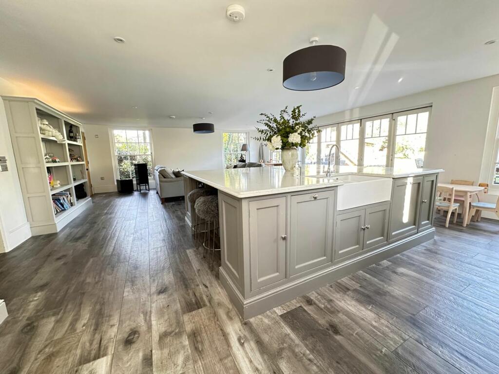 Kitchen / Reception