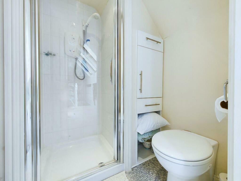 Loft room en-suite.jpg