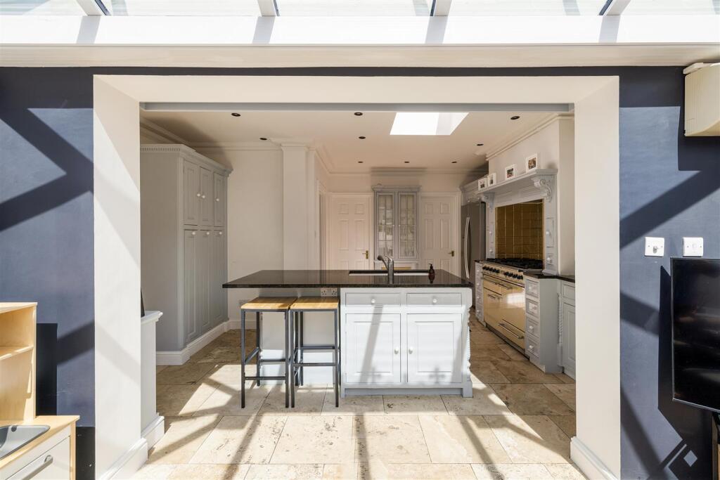 St. Albans Crescent, IG8