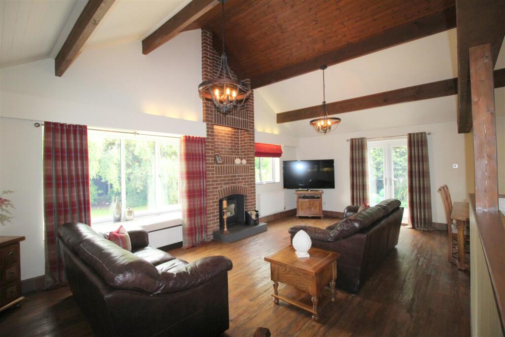 Fieldway, 4 Lounge.JPG