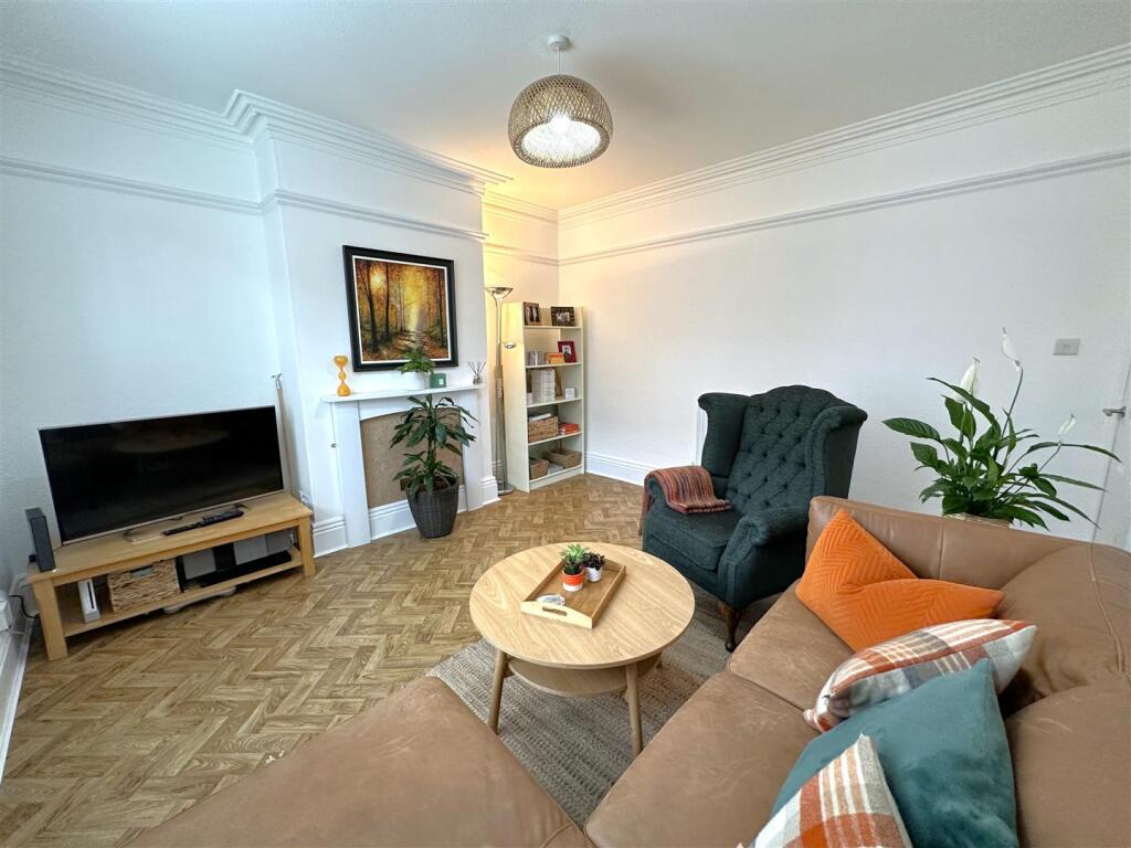 Well-Appointed Lounge 781