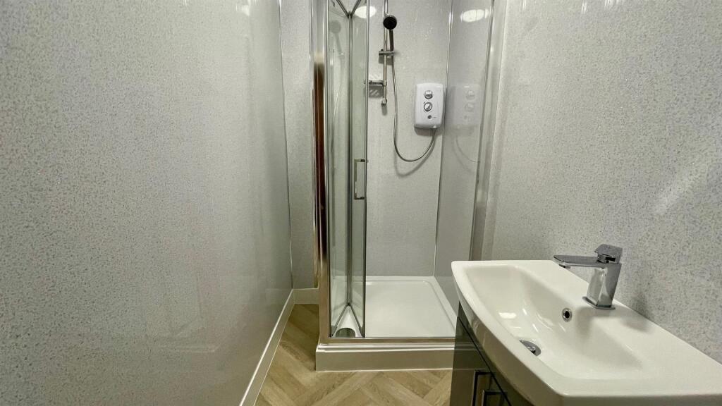 2 PIECE SHOWER ROOM
