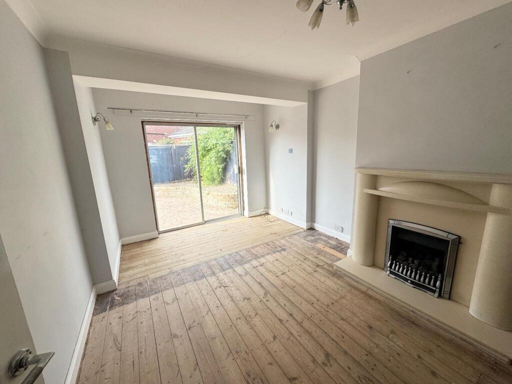 LOUNGE / DINING ROOM