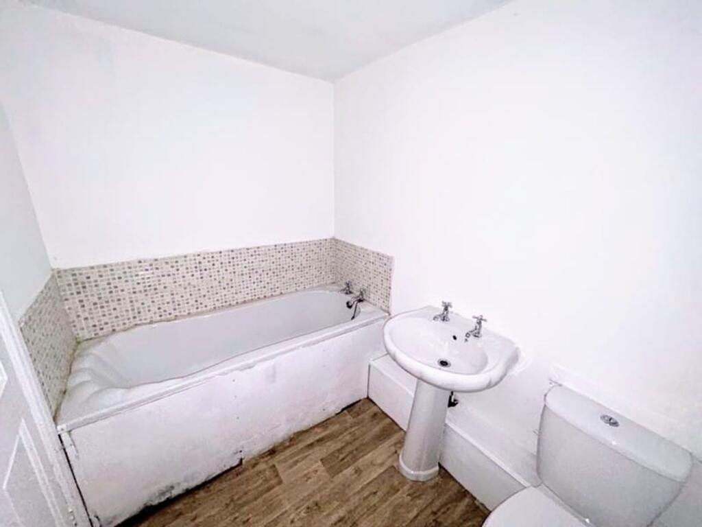 12 Railway Street - Bathroom