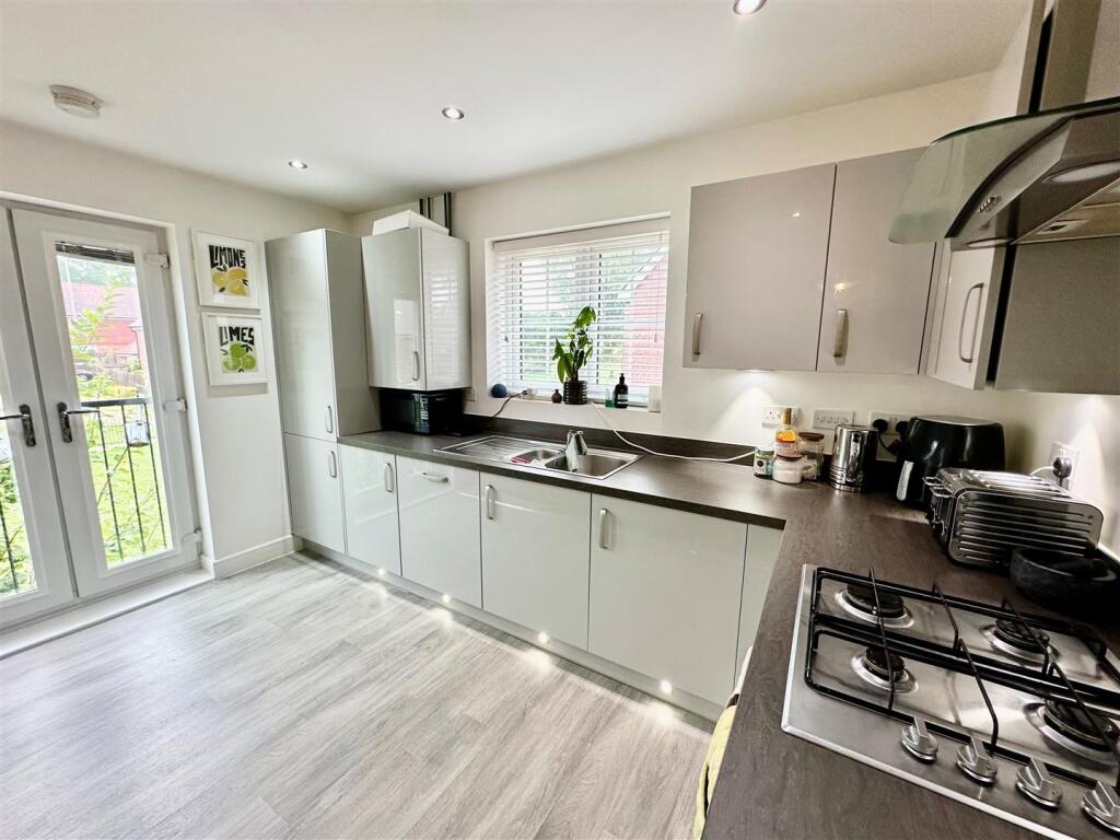 Kitchen 1.jpg