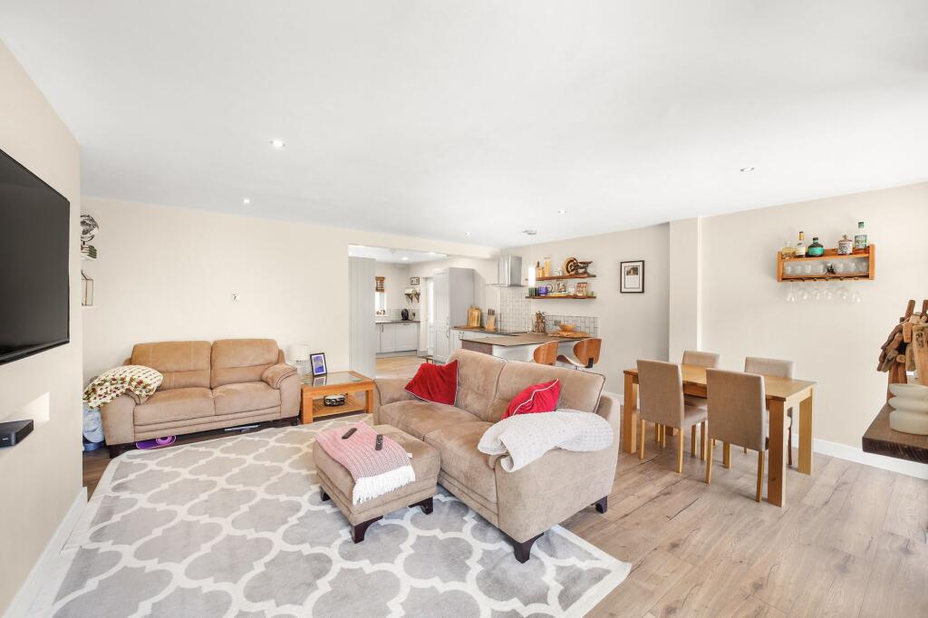 Lounge/Dining Area