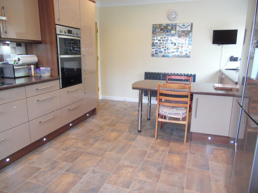 KITCHEN/BREAKFAST RM