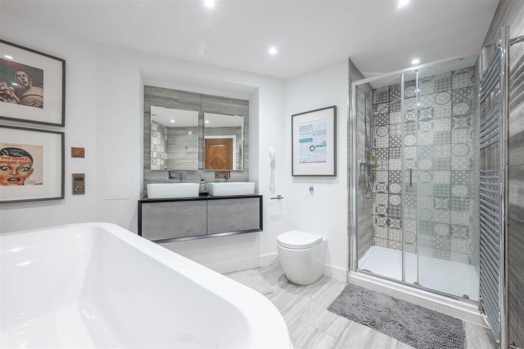 En-Suite Bathroom (LOWER GROUND FLOOR)